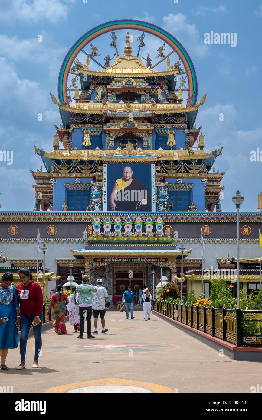 Bylakuppe, Indien - 5. Juni 2023: Namdroling Nyingmapa Kloster, das größte Lehrzentrum der Nyingma Linie des tibetischen Buddhismus der Welt. Stockfoto