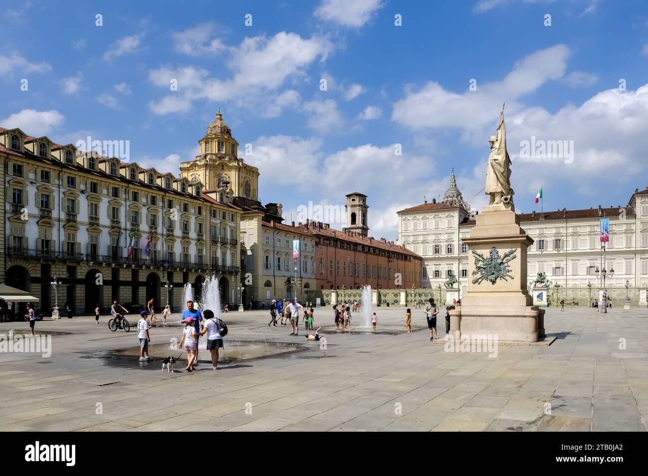 Blick auf die Piazza Castello, einen Stadtplatz im Stadtzentrum von Turin, mit dem Denkmal für den Standardträger der sardischen Armee im Vordergrund Stockfoto