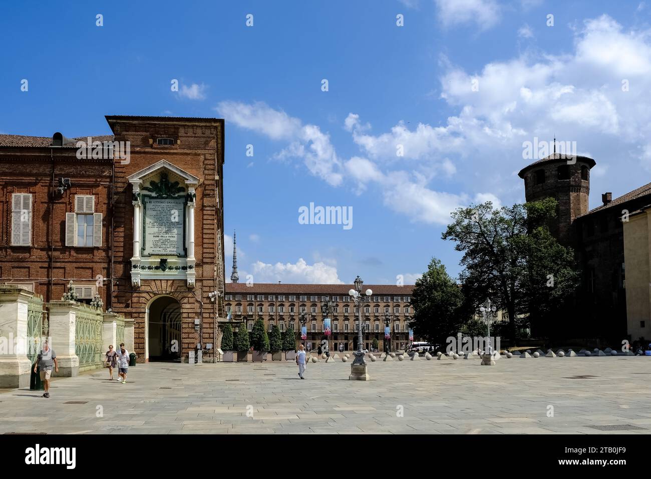 Blick auf die Piazza Castello, einen prominenten Marktplatz im Stadtzentrum von Turin, mit mehreren Sehenswürdigkeiten, Museen, Theatern und Cafés Stockfoto