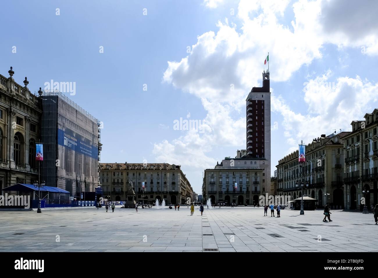 Blick auf die Piazza Castello, einen prominenten Stadtplatz im Stadtzentrum von Turin, Italien, mit mehreren Sehenswürdigkeiten, Museen, Theatern und Cafés. Stockfoto