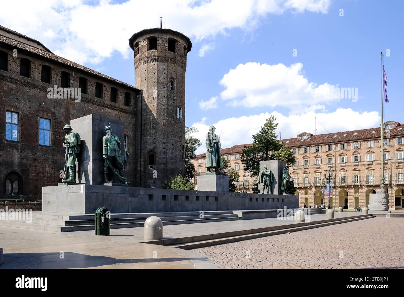 Blick auf das Denkmal für Emanuele Filiberto Herzog von D'Aosta auf der Piazza Castello, einem prominenten Stadtplatz in Turin, Italien. Stockfoto