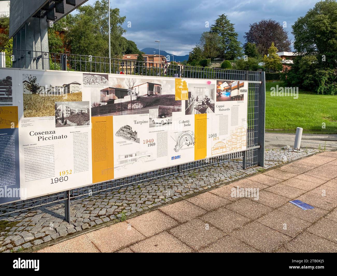 Ivrea, Italien - 20. August 2023, Informationen und Schilder in der UNESCO-geschützten Industriestadt Olivetti Stockfoto