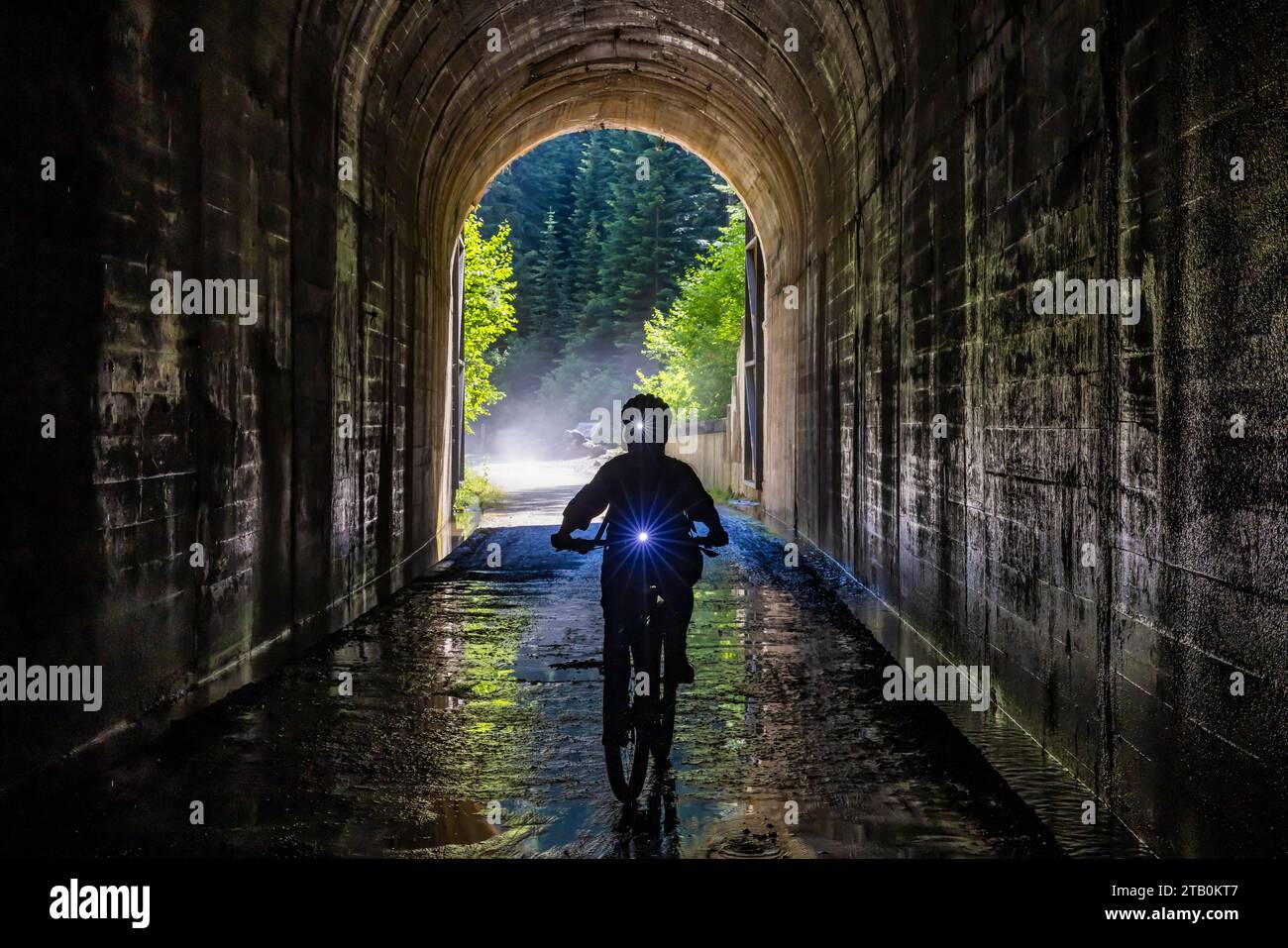 Fahrrad in der St. Paul Pass Tunnel entlang des Hiawatha Scenic Bike Trail, Montana und Idaho, USA Stockfoto