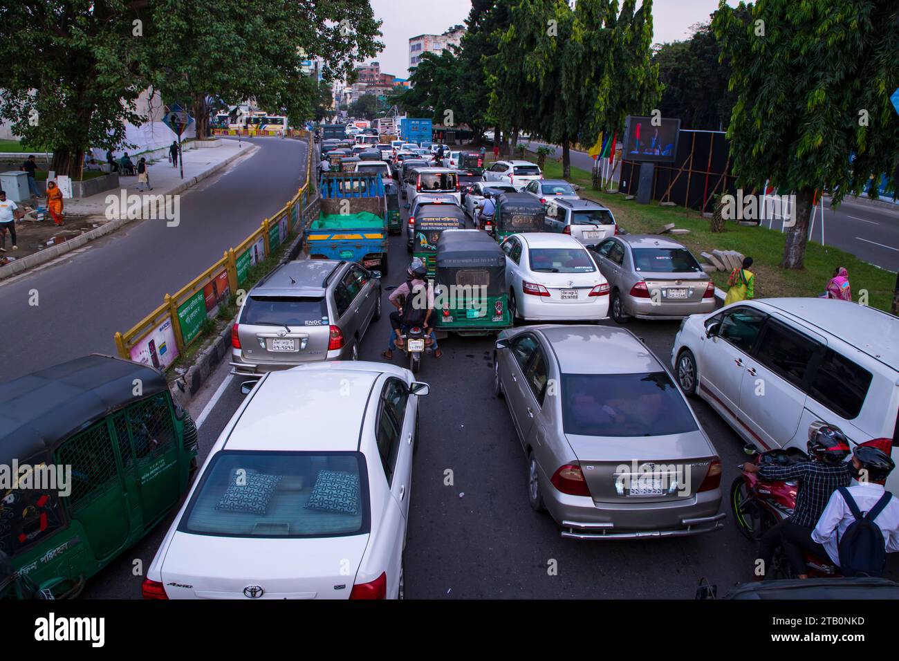 7. Oktober 2023, Dhaka-Bangladesch: Verkehrsampel Stau auf der Bijoy Sarani Road in der Hauptstadt Dhaka Stockfoto