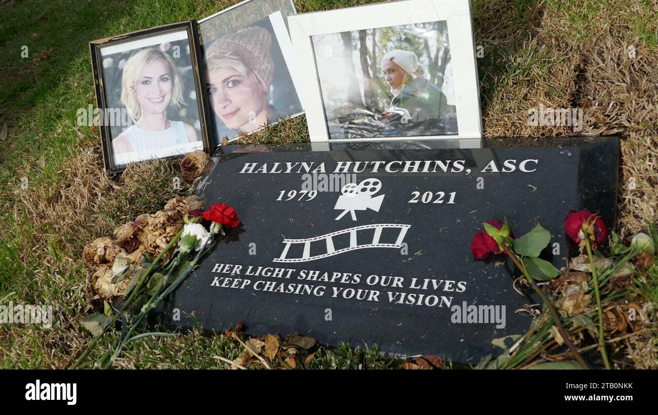 Los Angeles, Kalifornien, USA 3. Dezember 2023 Kameramann Halyna Hutchins Grave in Garden of Legends auf dem Hollywood Forever Cemetery am 3. Dezember 2023 in Los Angeles, Kalifornien, USA. Foto: Barry King/Alamy Stock Photo Stockfoto