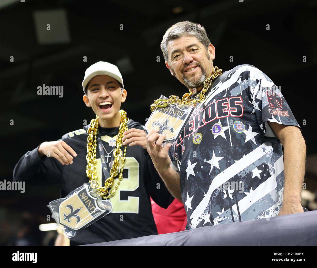 New Orleans, USA. Dezember 2023. Fans der New Orleans Saints zeigen ihre Unterstützung für ihr Team bei einem Spiel der National Football League im Caesars Superdome in New Orleans, Louisiana am Sonntag, den 3. Dezember 2023. (Foto: Peter G. Forest/SIPA USA) Credit: SIPA USA/Alamy Live News Stockfoto