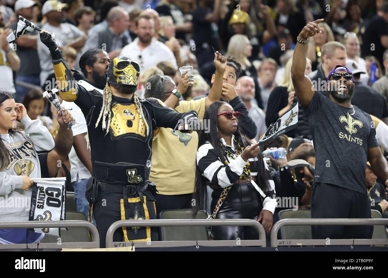 New Orleans, USA. Dezember 2023. Die Fans der New Orleans Saints feiern nach einem Touchdown während eines Spiels der National Football League am Sonntag, den 3. Dezember 2023, im Caesars Superdome in New Orleans, Louisiana. (Foto: Peter G. Forest/SIPA USA) Credit: SIPA USA/Alamy Live News Stockfoto