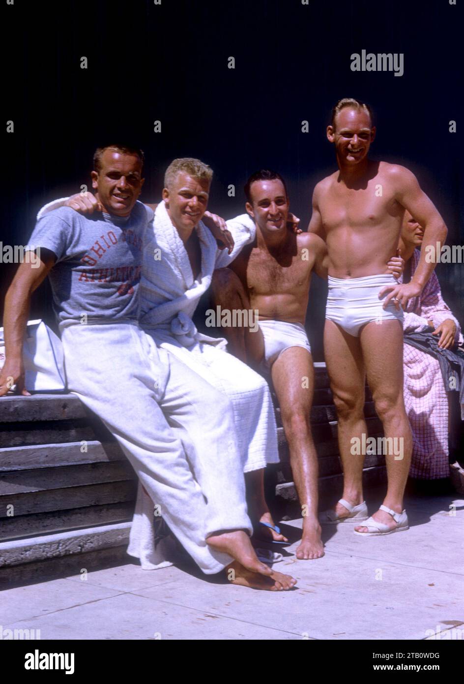 LOS ANGELES, KALIFORNIEN – 20. JULI: Die amerikanischen Taucher Don Harper (1932–2017), Bob Clotworthy (1931–2018), Joaquin Capilla (1928–2010) und Hobie Billingsley posieren für ein Porträt nahe dem Pool während der Senior Men's National A.A.U. Schwimm- und Tauchmeisterschaften 1955 um den 20. Juli 1955 in Los Angeles, Kalifornien. (Foto von Hy Peskin) *** örtlicher Bildtitel *** Don Harper;Bob Clotworthy;Joaquin Capilla;Hobie Billingsley Stockfoto