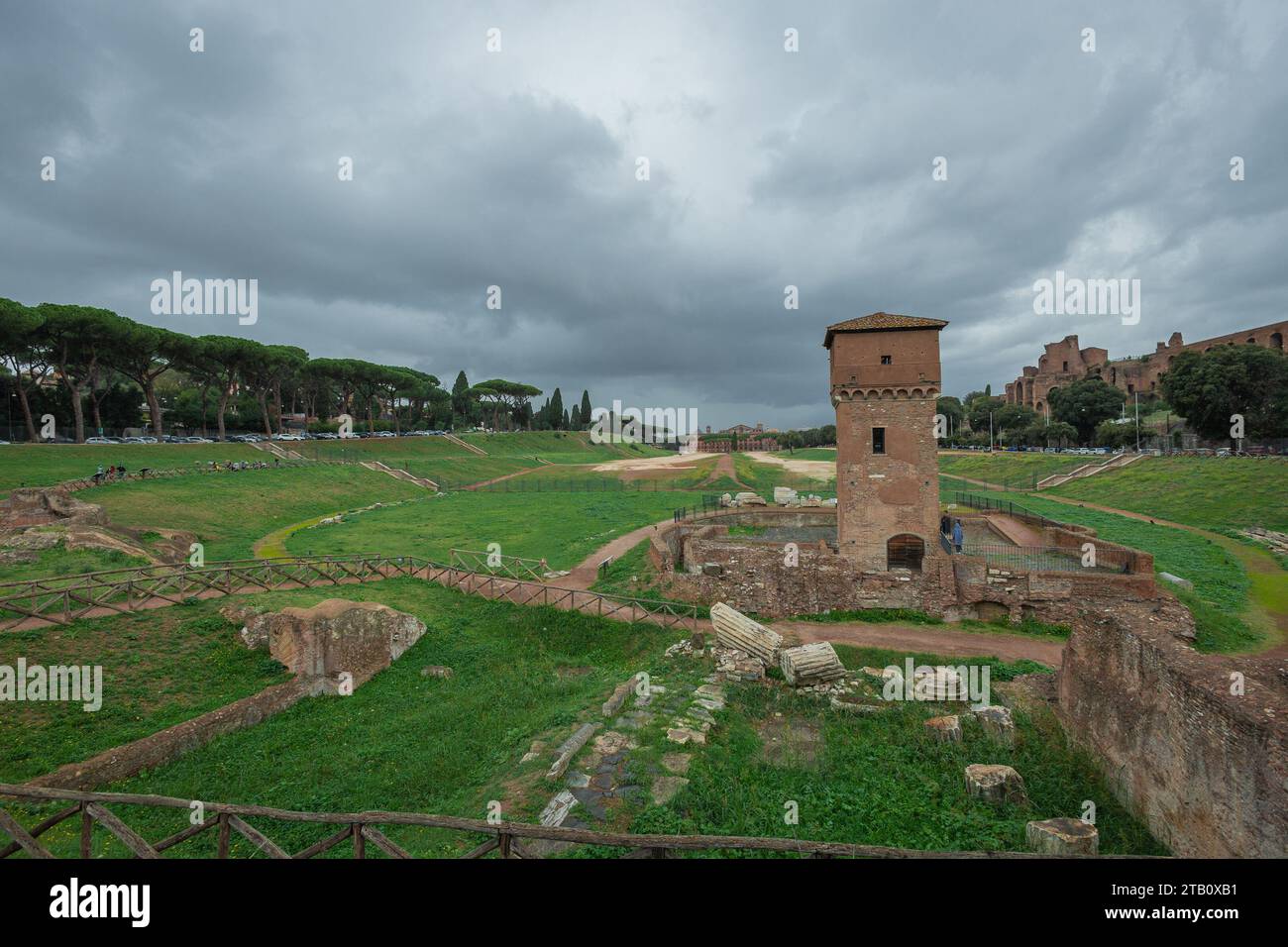 Südlicher Teil des Circo Massimo in italien mit dem Turm torre della Moletta, der aus dem Boden ragt. Circus Maximus war das größte Stadion für die Wagenrennen Stockfoto