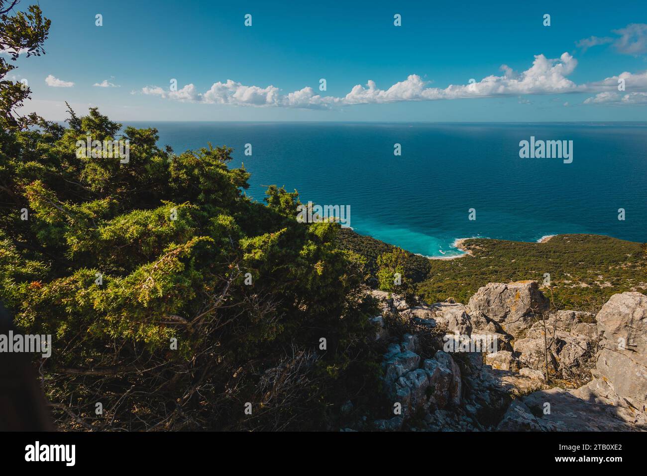 Blick auf den Lubenice-Strand von der Spitze des Hügels. Der Strand ist eine gute Stunde zu Fuß entfernt, aber die Aussicht und der Strand sind toll Stockfoto