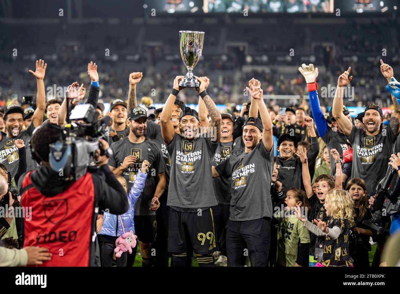 Der LAFC-Stürmer Denis Bouanga (99) und seine Teamkollegen feiern den Sieg des Finalspiels der MLS Western Conference gegen die Houston Dynamo am Samstag, Dezember Stockfoto