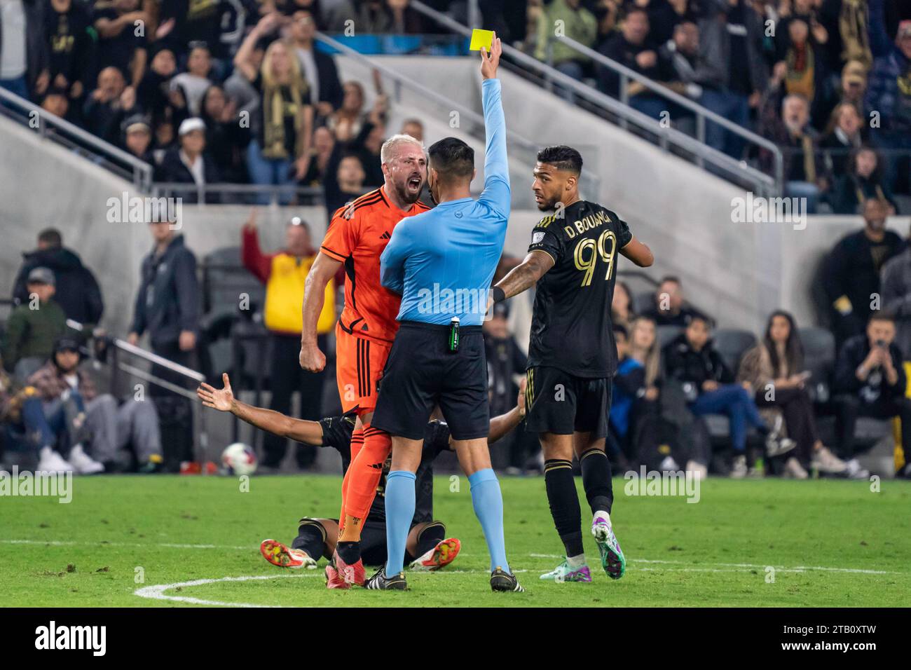 Houston Dynamo Mittelfeldspieler Héctor Herrera (16) erhält eine gelbe Karte vom Schiedsrichter Victor Rivas während des Finalspiels der MLS Western Conference am Samstag Stockfoto Houston Dynamo Mittelfeldspieler Héctor Herrera (16) erhält eine gelbe Karte vom Schiedsrichter Victor Rivas während des Finalspiels der MLS Western Conference am Samstag Stockfoto