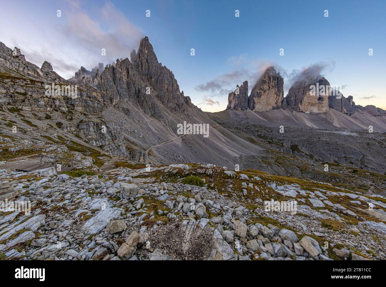 Atemberaubender Herbstsonnenaufgang in der Tre Cime di Lavaredo, Dolomiten, Italien, eine lebendige Symphonie der Farben, das Meisterwerk der Natur in einem faszinierenden Pho Stockfoto