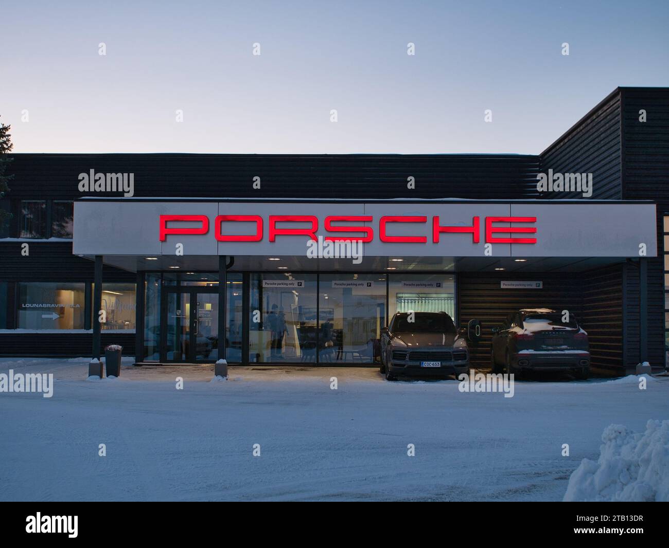 Porsche-Händlergebäude in Oulu, Finnland Stockfoto