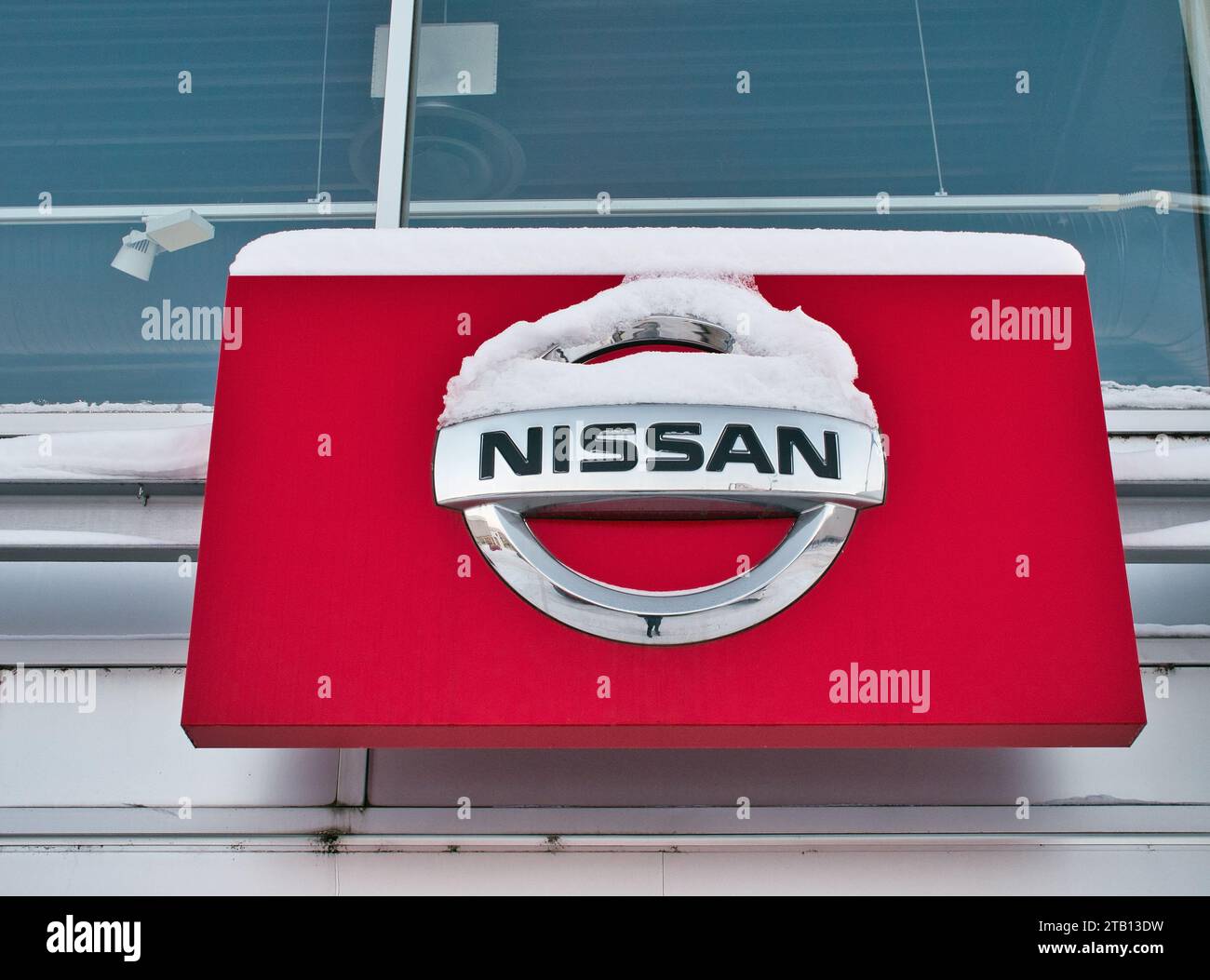 Nissan Logo und Textschild für Händlershop im Winter Stockfoto