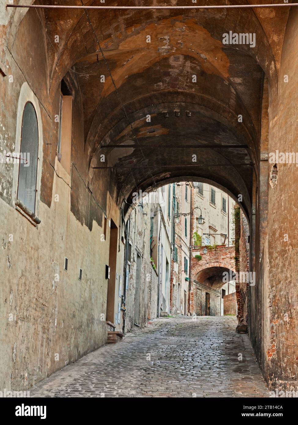 Jesi, Ancona, Marken, Italien: Malerische Gasse in der Altstadt der alten italienischen Stadt Stockfoto