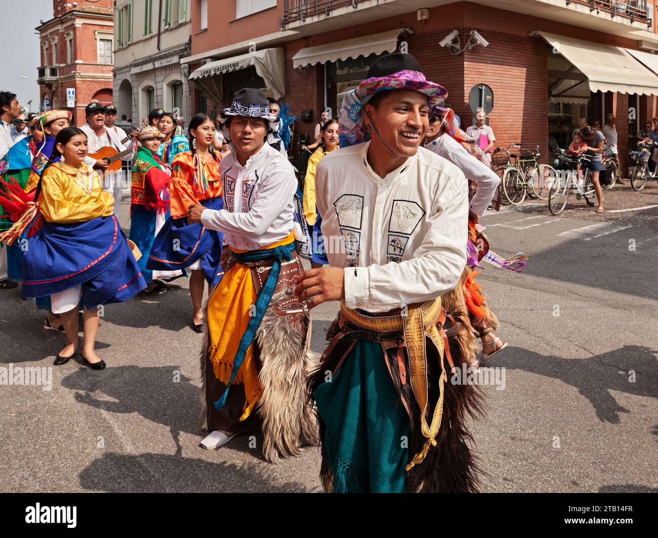 Das Volkstanz-Ensemble Cuniburo Cultural aus Ecuador spielt während des Internationalen Folklore-Festivals in Rus traditionellen Tanz auf der Straße der Stadt Stockfoto