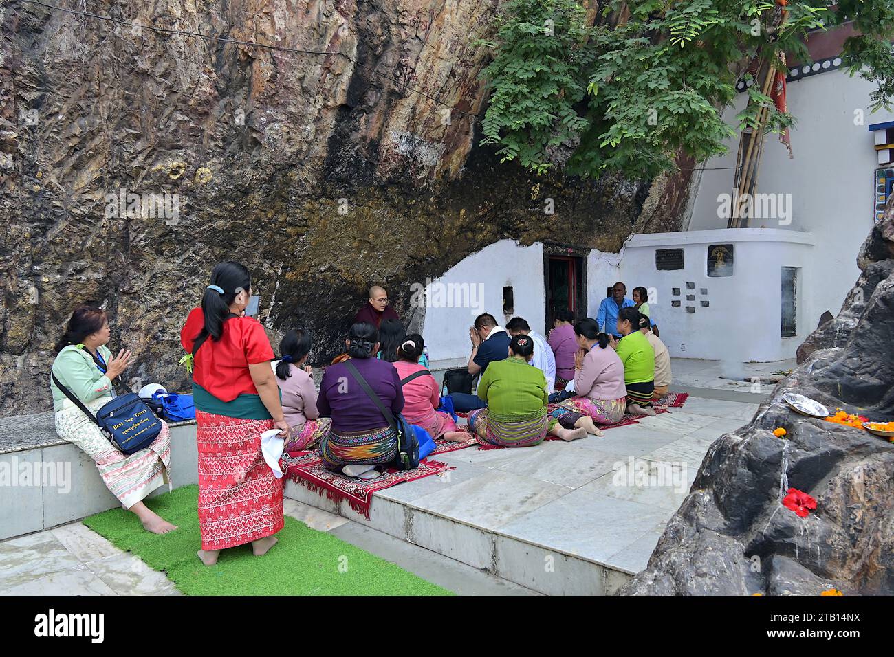 Pilger beten am Eingang der Dungeshwari-Höhle, wo Gautama Buddha 6-7 Jahre lang in extremer Askese meditiert hat Stockfoto