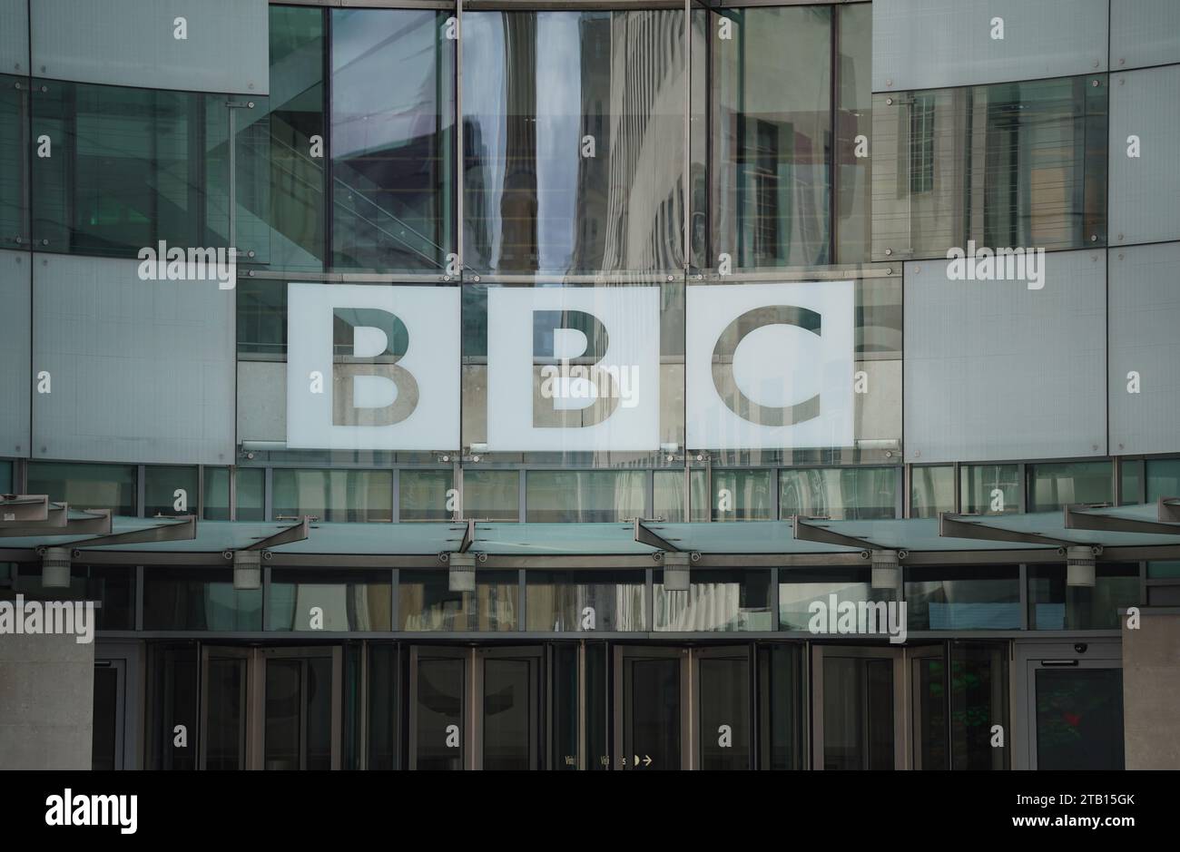 Aktenfoto vom 10/07/23 mit einer allgemeinen Ansicht des BBC Broadcasting House im Zentrum von London. Kulturministerin Lucy Frazer sagte, dass ein Anstieg der BBC-Lizenzgebühr um 15 Pfund „hoch“ wäre, da Berichte vorliegen, dass Rishi Sunak eine Erhöhung der jährlichen Gebühr um 9 Prozent blockieren würde. Das Unternehmen will angesichts der hohen Inflation und der zweijährigen Einfrierung des Preises einer TV-Lizenz, die den größten Teil der Finanzierung bereitstellt, 500 Millionen Pfund an Einsparungen erzielen. Ausgabedatum: Montag, 4. Dezember 2023. Stockfoto