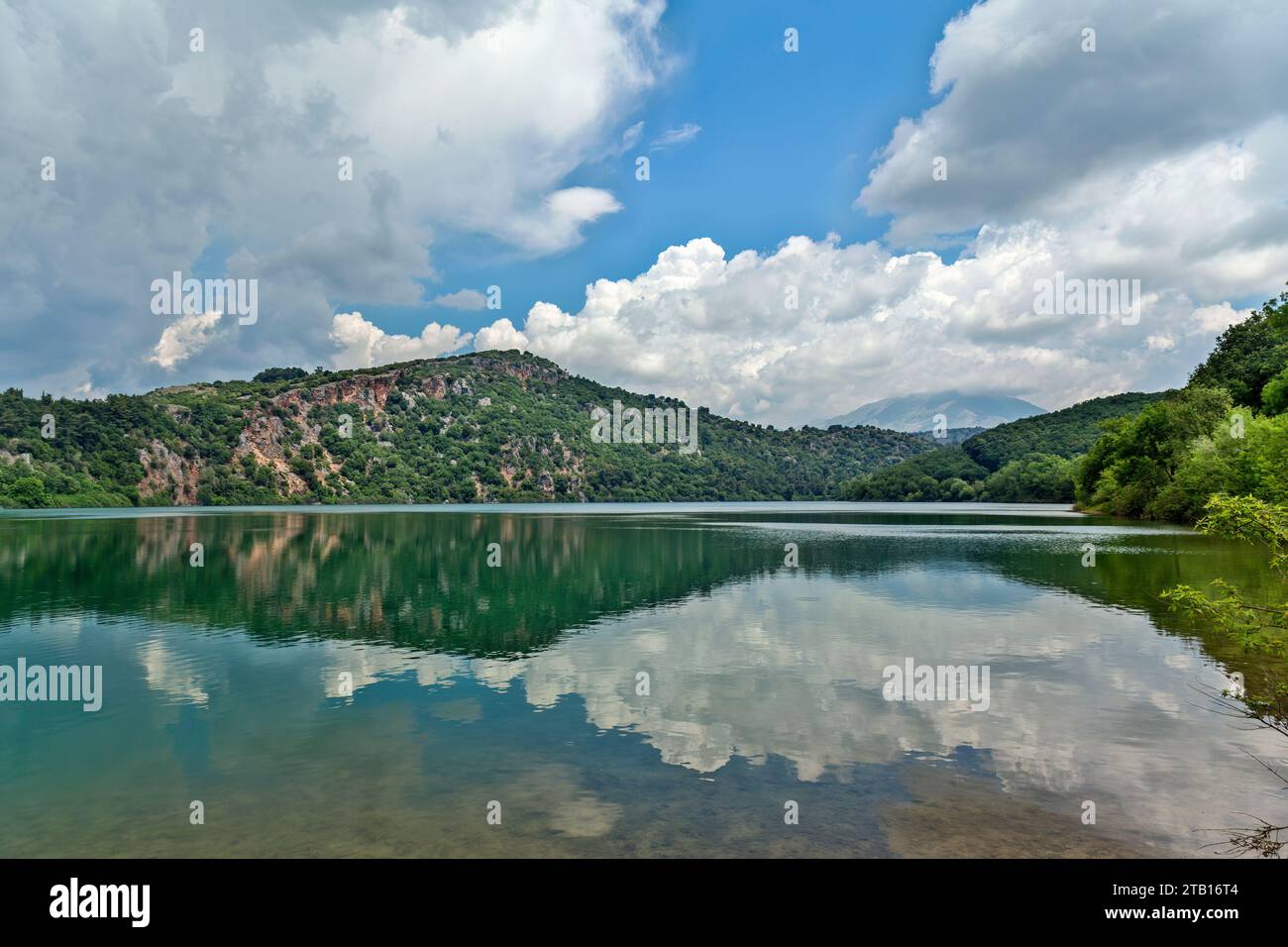 Der Ziros-See mit Wolken reflektiert die Wasseroberfläche, eine wunderschöne natürliche Ressource in der Region Preveza, Epirus, Griechenland, Europa. Stockfoto