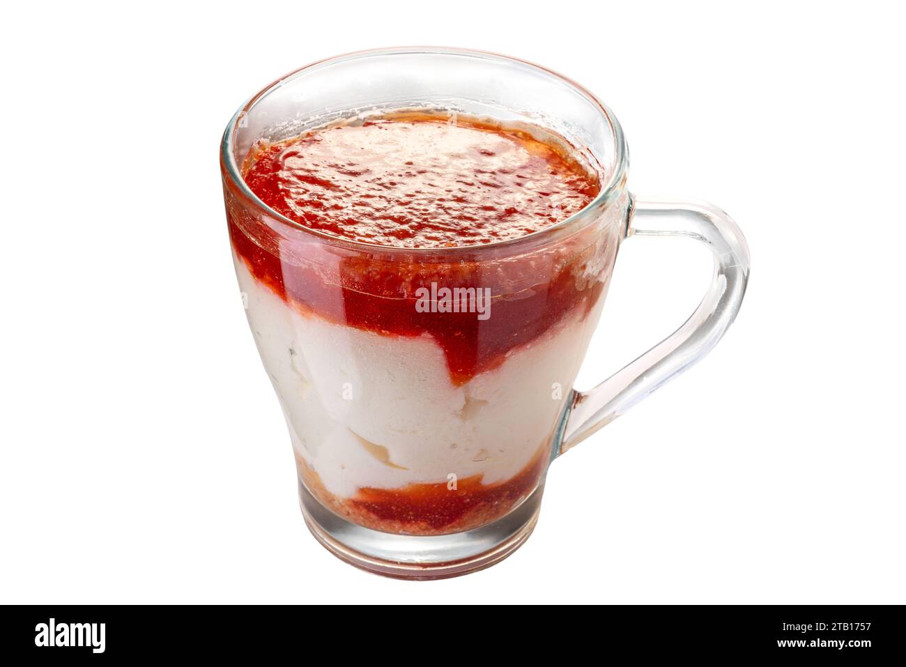 Eiscreme Semifreddo mit Himbeermousse in einer Glasschale isoliert auf weiß mit Schnittpfad im Preis inbegriffen Stockfoto
