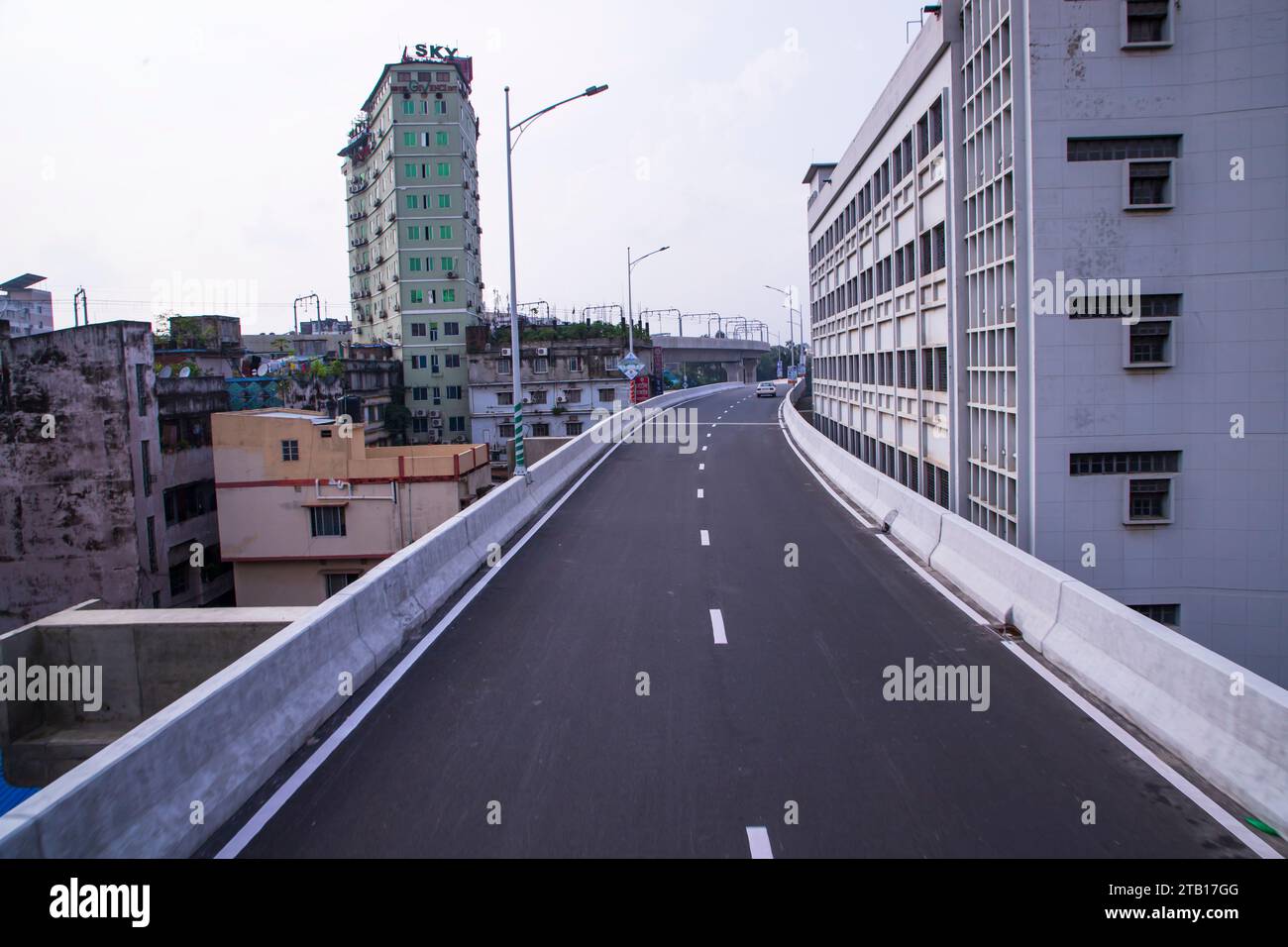 Nonstop-Schnellstraße Dhaka Elevated Expressway mit Blick auf den blauen Himmel Stockfoto