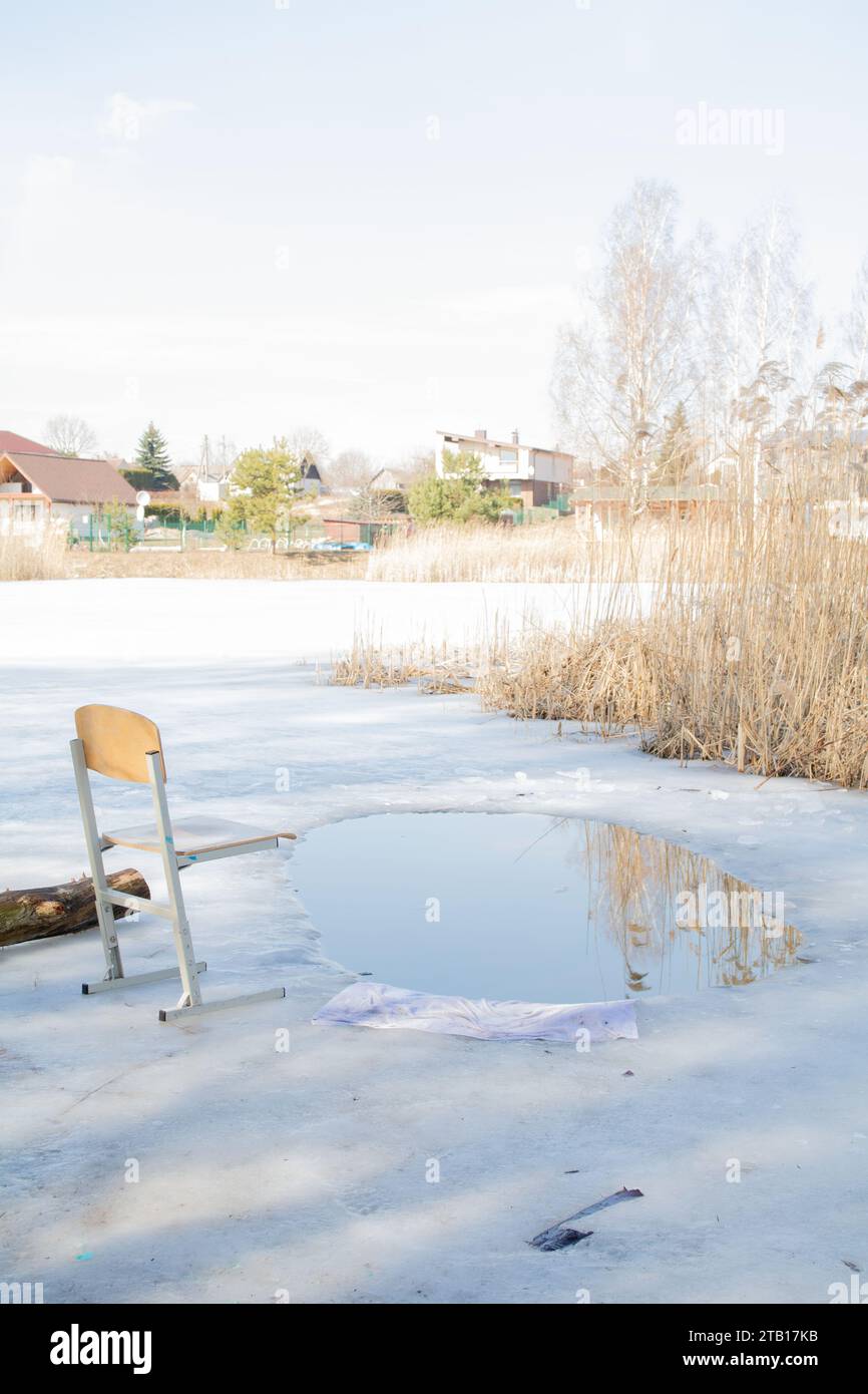 Fotografie, Atmosphäre, Stuhl, Wetter, Eis, Jahreszeit, Winter, See, Natur, Schnee, Angeln, Loch, Hobby, Schmelzen, Klima, Süßwasser, Land Stockfoto