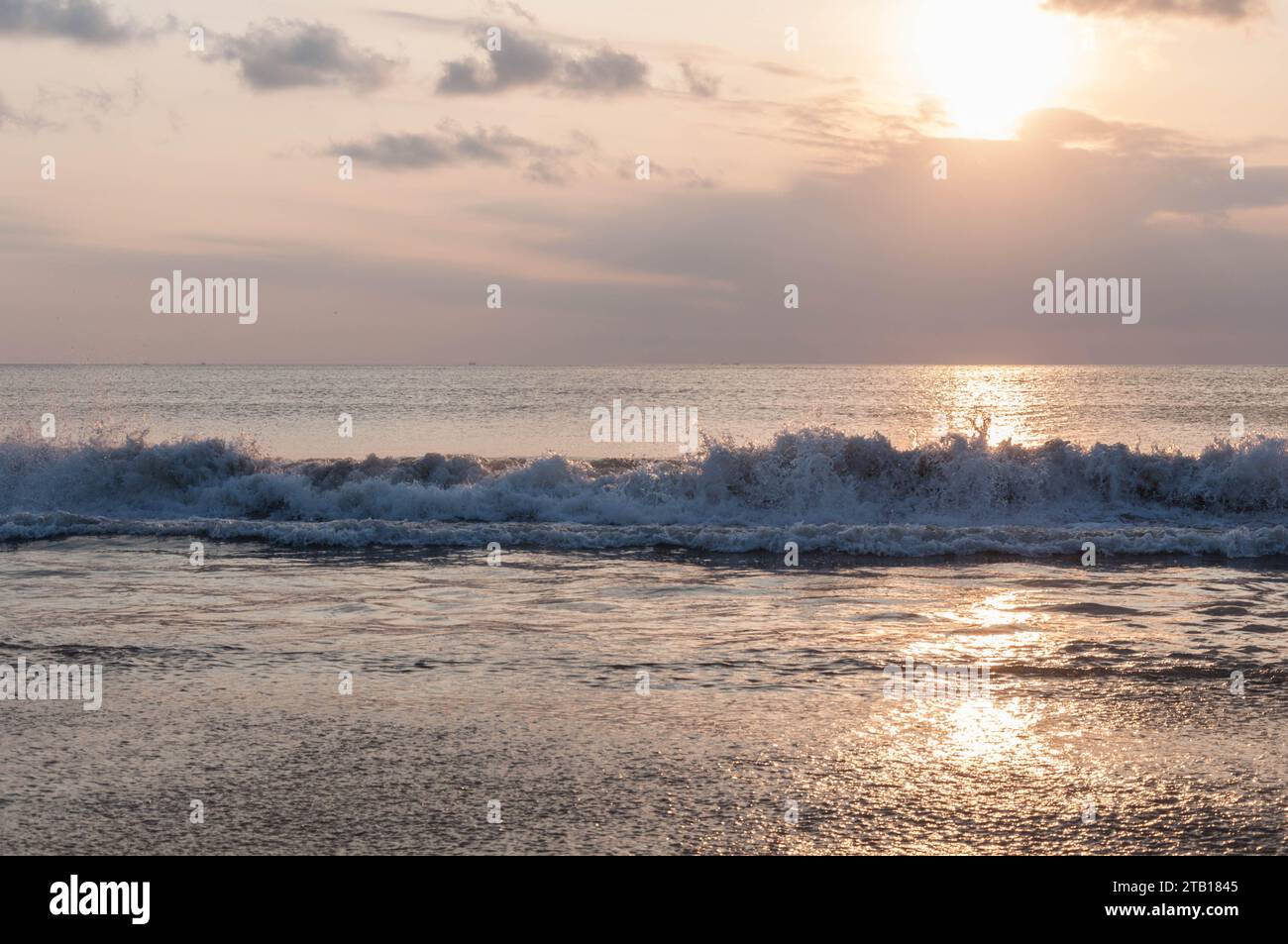 Sonnenuntergang am Jimbaran Bay Beach, Indonesien Stockfoto