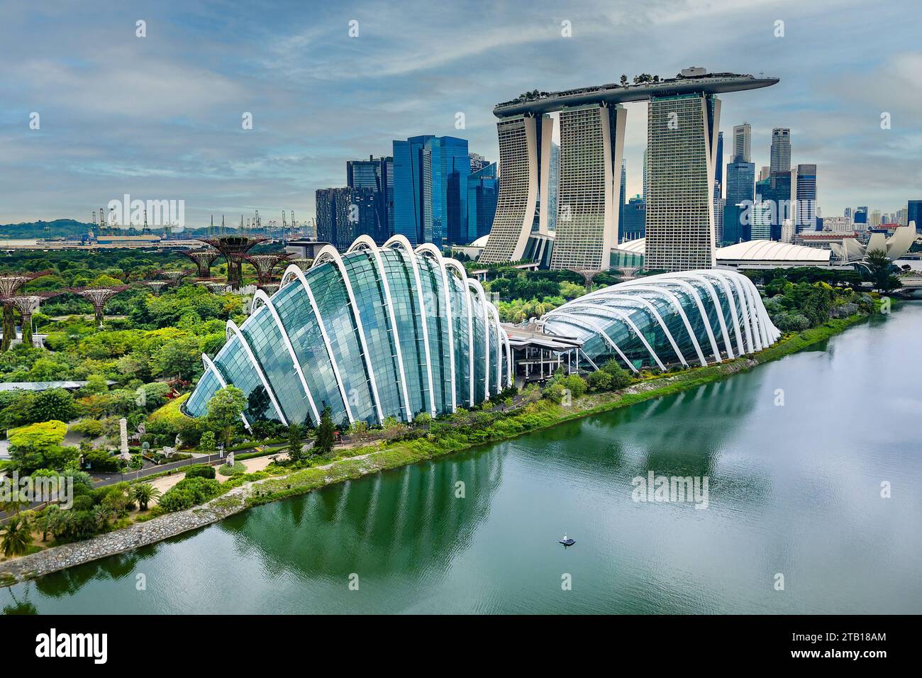 Blick aus der Vogelperspektive auf die Parks, Gärten und modernen Gebäude in der Marina Bay Gegend der Stadt Singapur Stockfoto