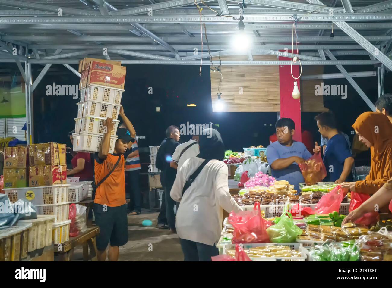 November 2023. Surabaya, Indonesien. Pasar Kue Subuh oder Marketplace für Snacks, die in der Dämmerung verkauft werden. Ein geschäftiger Marktplatz mit Leuten versammelte einen Stockfoto