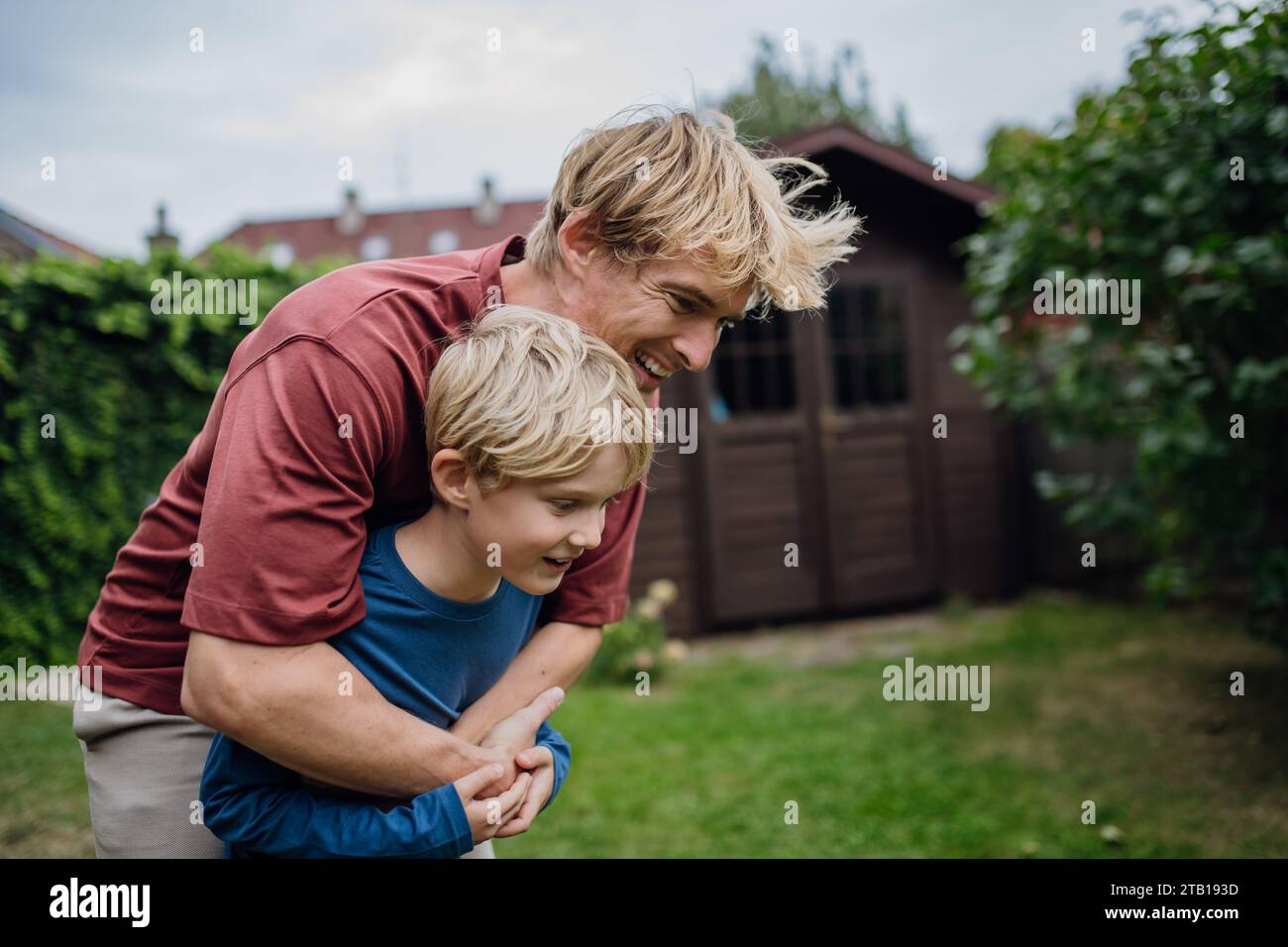 Vater, der seinen jungen Sohn umarmen will, hat Bindungsmomente. Das Konzept des Vatertags und die Vaterliebe. Stockfoto
