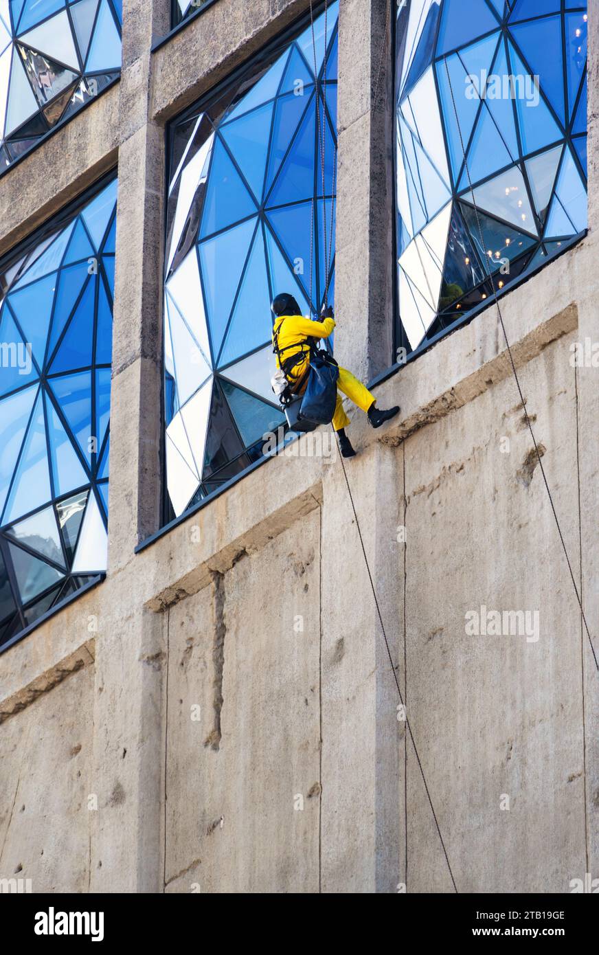 Bergsteiger, beschädigt, gerissen, Gebäudefassade, Inspektion und fachkundige Reparaturen an der Betonseite Stockfoto