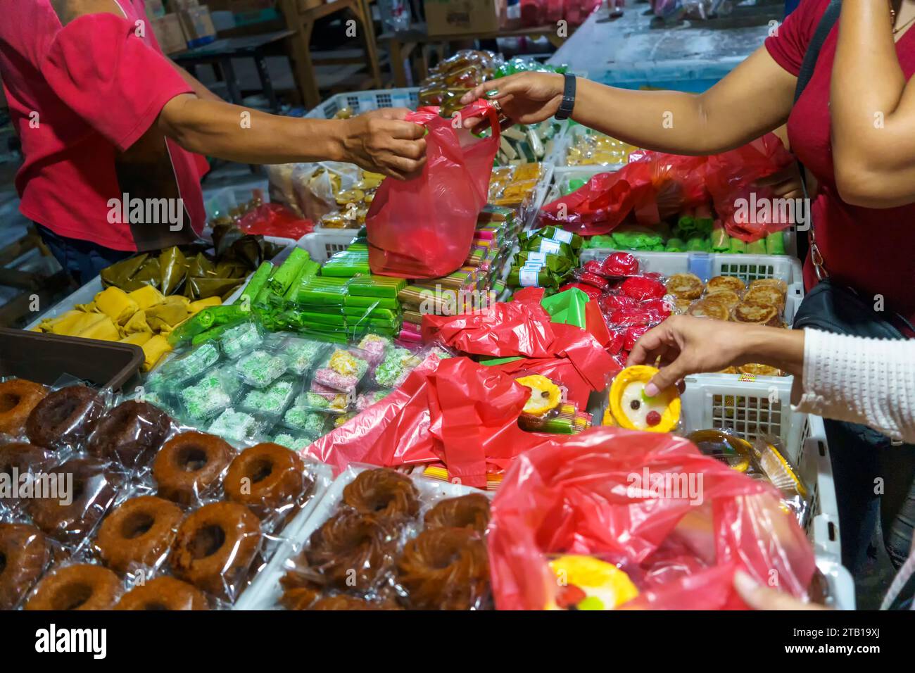Viele Sorten traditioneller Snacks werden am Marktplatz in Surabaya, Ost-Java, Indonesien, verkauft. Street Food Foto Stockfoto