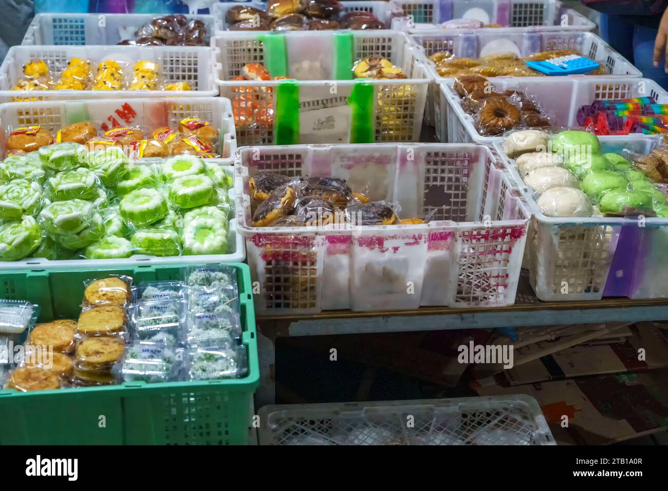 Viele Sorten traditioneller Snacks werden am Marktplatz in Surabaya, Ost-Java, Indonesien, verkauft. Street Food Foto Stockfoto