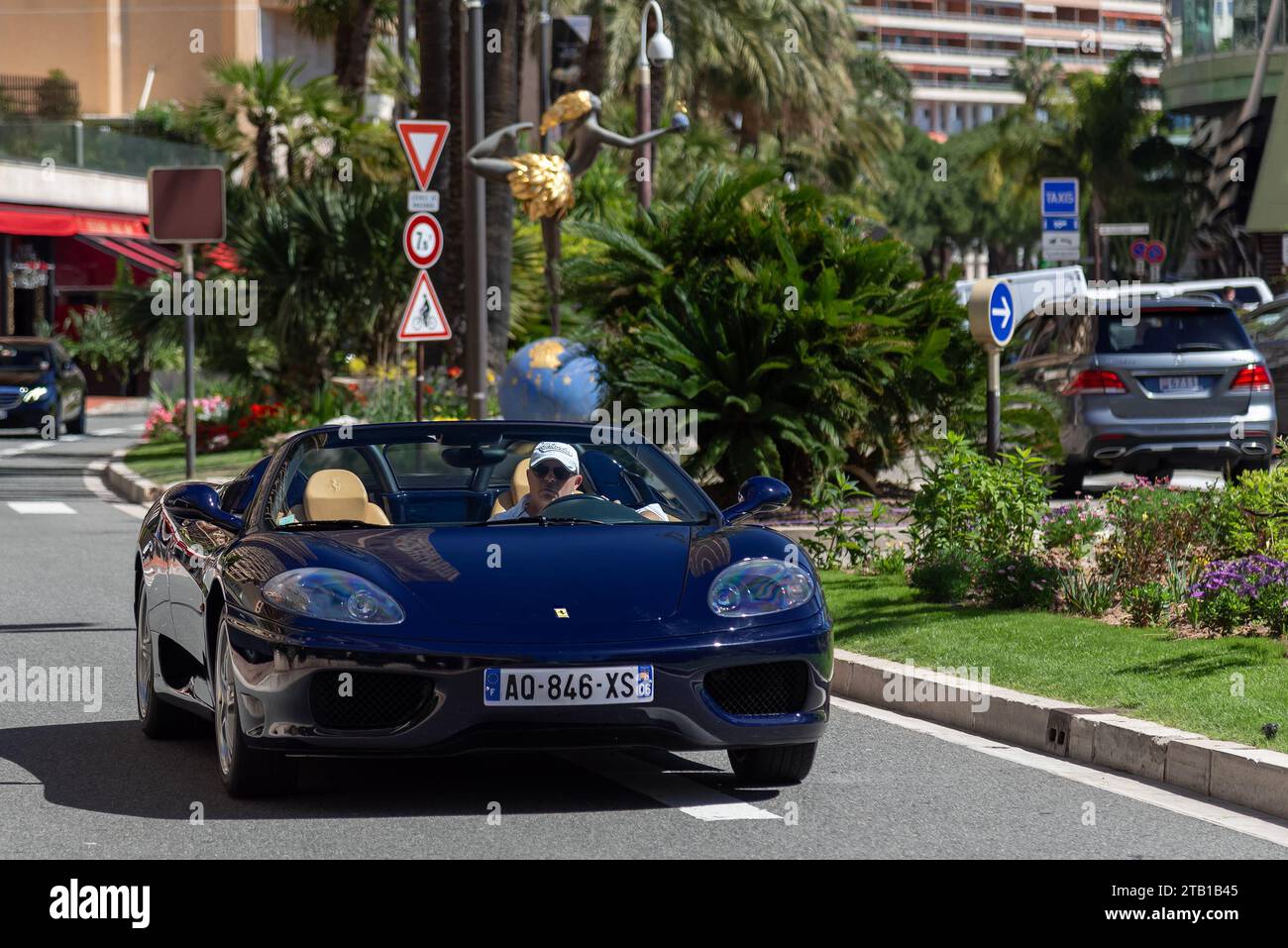 Monaco, Monaco – Blauer Ferrari 360 Modena Spider auf der Straße. Stockfoto