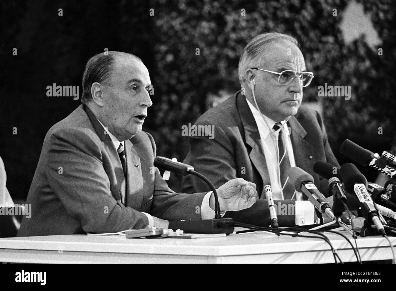 - Treffen zwischen Francois Mitterrand, Präsident der Französischen Republik, und Helmut Kohl, Kanzler der Bundesrepublik Deutschland, während der deutsch-französischen Militärübungen in Bayern (September 1987) - Incontro fra Francois Mitterrand, Presidente della Repubblica Francese Ed Helmut Kohl, Cancelliere della Repubblica Federale Tedesca in Cassione di esercitazioni militari congiunte franco-tedesche in Baviera (settembre 1987) Stockfoto