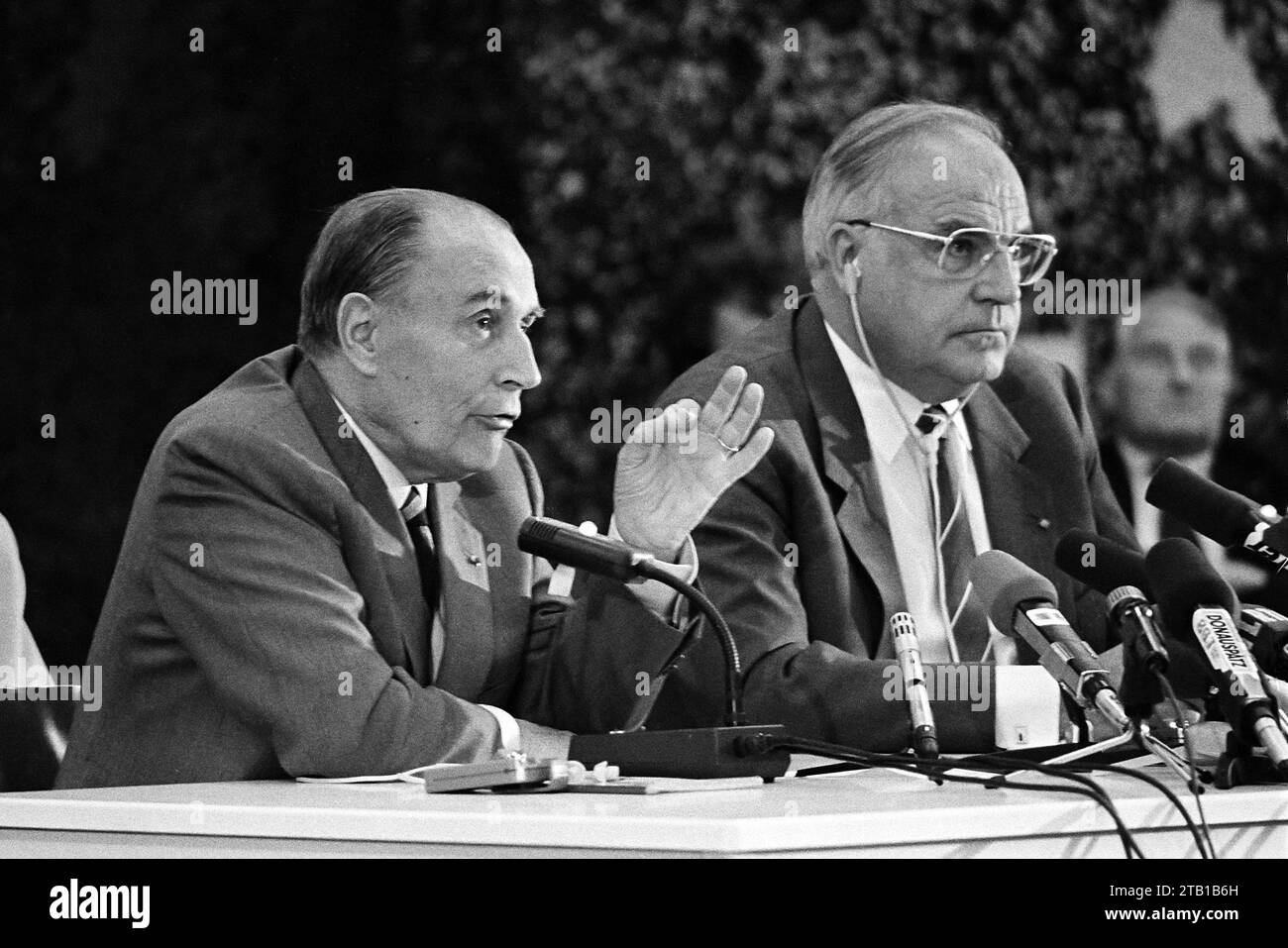 - Treffen zwischen Francois Mitterrand, Präsident der Französischen Republik, und Helmut Kohl, Kanzler der Bundesrepublik Deutschland, während der deutsch-französischen Militärübungen in Bayern (September 1987) - Incontro fra Francois Mitterrand, Presidente della Repubblica Francese Ed Helmut Kohl, Cancelliere della Repubblica Federale Tedesca in Cassione di esercitazioni militari congiunte franco-tedesche in Baviera (settembre 1987) Stockfoto