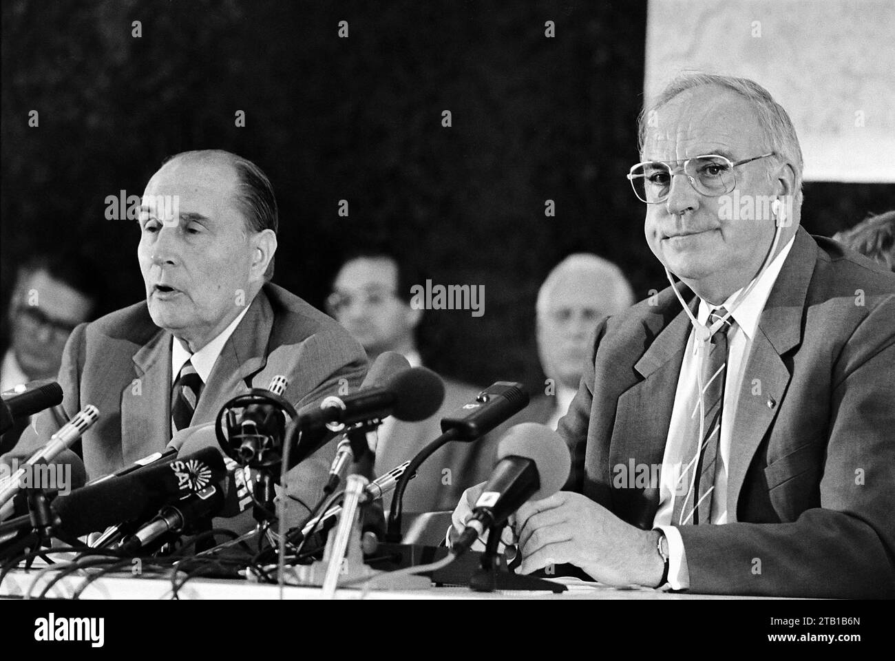 - Treffen zwischen Francois Mitterrand, Präsident der Französischen Republik, und Helmut Kohl, Kanzler der Bundesrepublik Deutschland, während der deutsch-französischen Militärübungen in Bayern (September 1987) - Incontro fra Francois Mitterrand, Presidente della Repubblica Francese Ed Helmut Kohl, Cancelliere della Repubblica Federale Tedesca in Cassione di esercitazioni militari congiunte franco-tedesche in Baviera (settembre 1987) Stockfoto