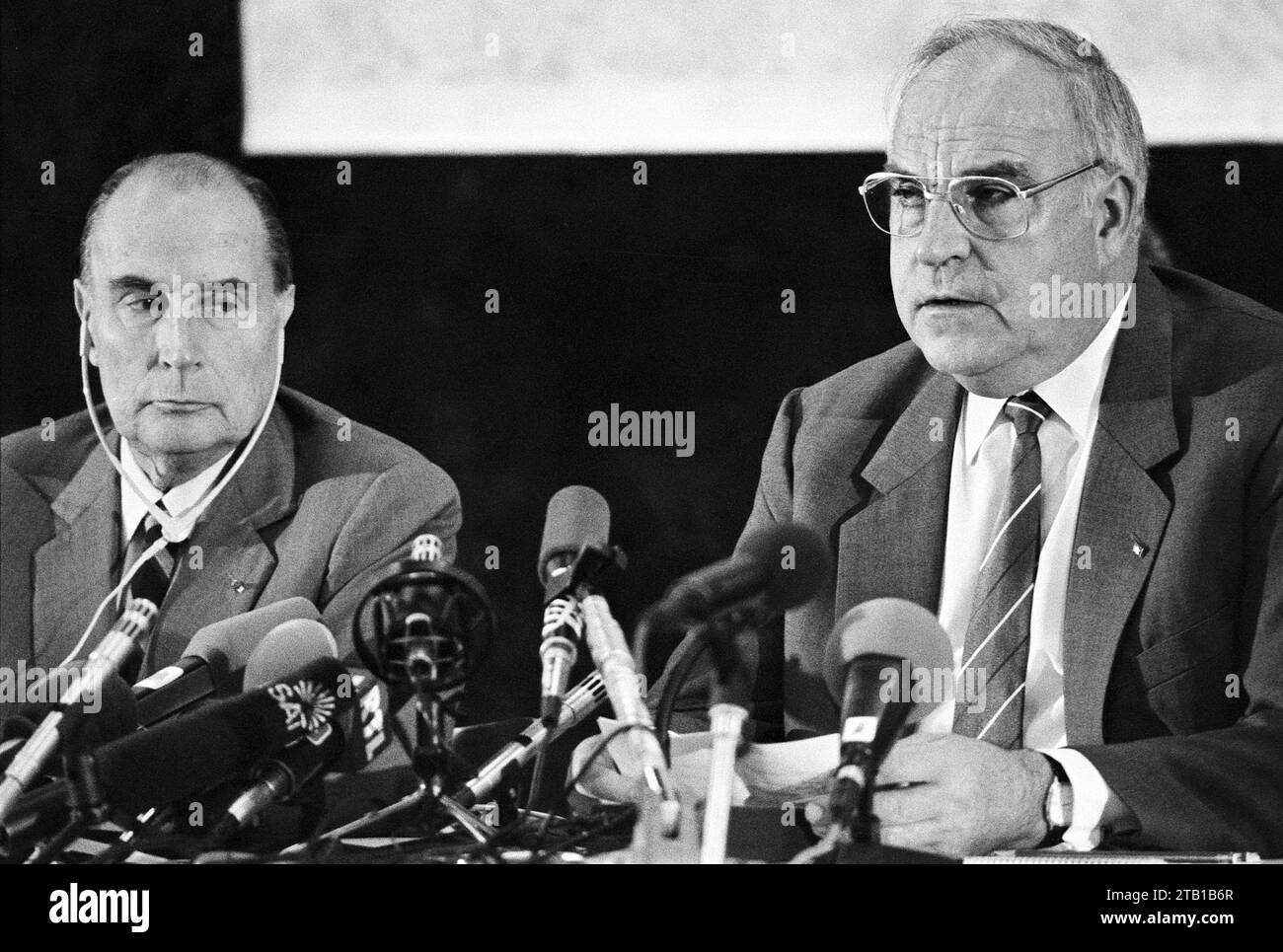 - Treffen zwischen Francois Mitterrand, Präsident der Französischen Republik, und Helmut Kohl, Kanzler der Bundesrepublik Deutschland, während der deutsch-französischen Militärübungen in Bayern (September 1987) - Incontro fra Francois Mitterrand, Presidente della Repubblica Francese Ed Helmut Kohl, Cancelliere della Repubblica Federale Tedesca in Cassione di esercitazioni militari congiunte franco-tedesche in Baviera (settembre 1987) Stockfoto