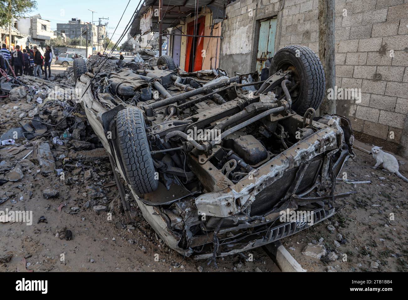 Rafah, Palästinensische Gebiete. Dezember 2023. Eine allgemeine Ansicht der Zerstörung nach einem israelischen Luftangriff auf das Haus der Familie Al-Jazzar. Abed Rahim Khatib/dpa/Alamy Live News Stockfoto