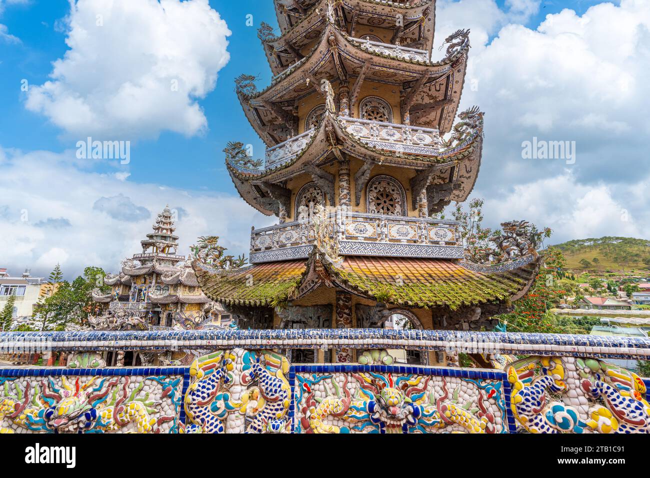 Die Linh Phuoc Pagoda oder VE Chai Pagoda ist ein buddhistischer Drachentempel in Dalat in Vietnam. Da Lat ist ein beliebtes Touristenziel Asiens. Stockfoto