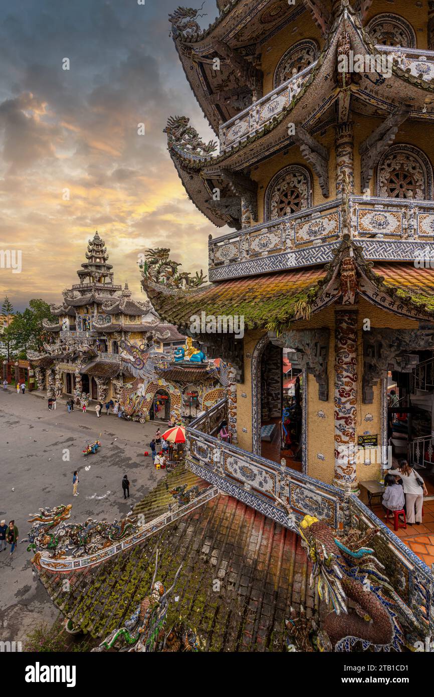 Dalat City, Vietnam - 2. Dezember 2023: Die Linh Phuoc Pagoda oder VE Chai Pagoda ist ein buddhistischer Drachentempel in Dalat in Vietnam. Da Lat ist ein beliebter Touri Stockfoto