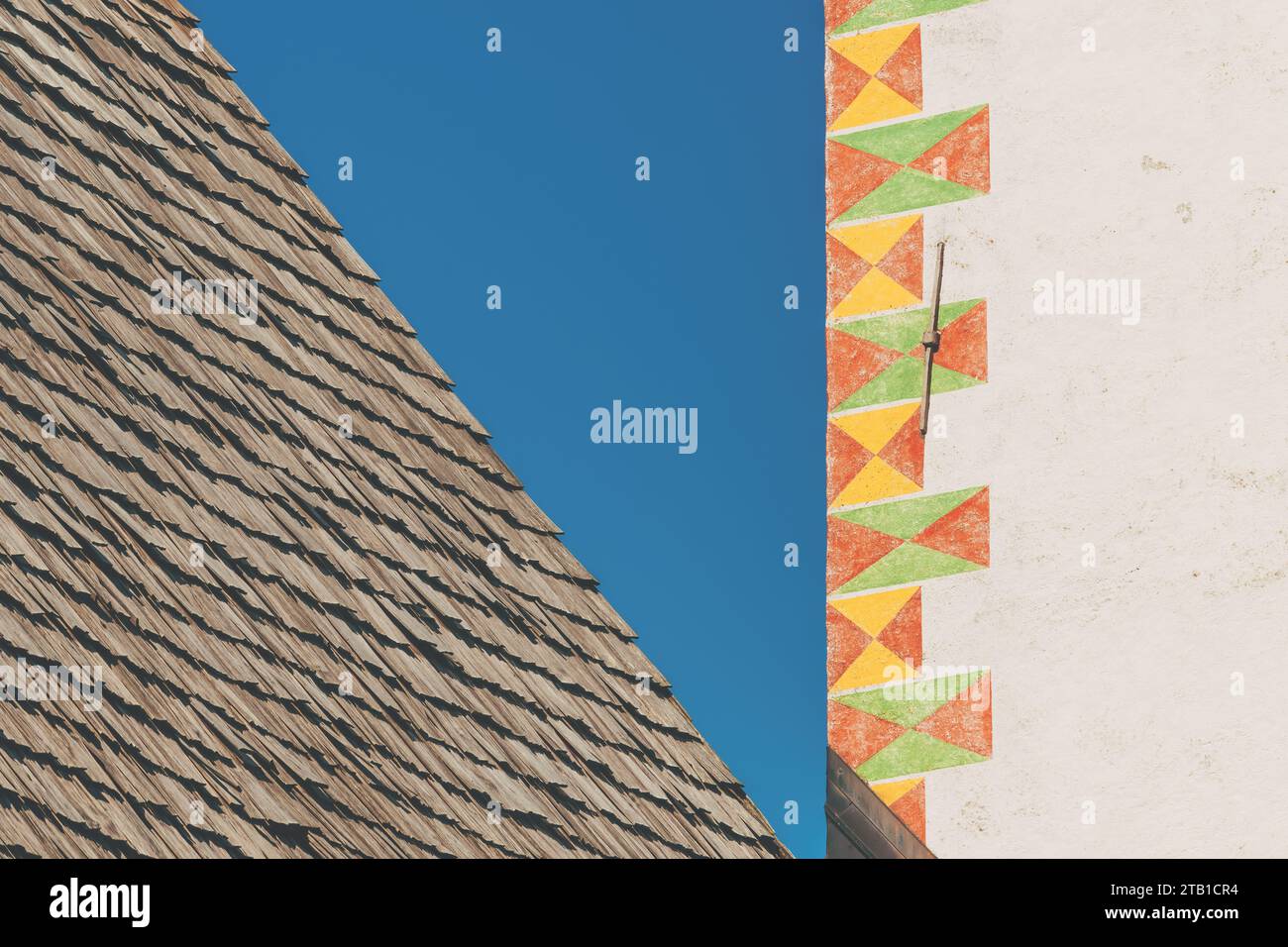 Architektonische Details der Kirche St. Johannes der Täufer am Bohinj-See in Ribcev Laz, Slowenien als abstrakter Hintergrund Stockfoto