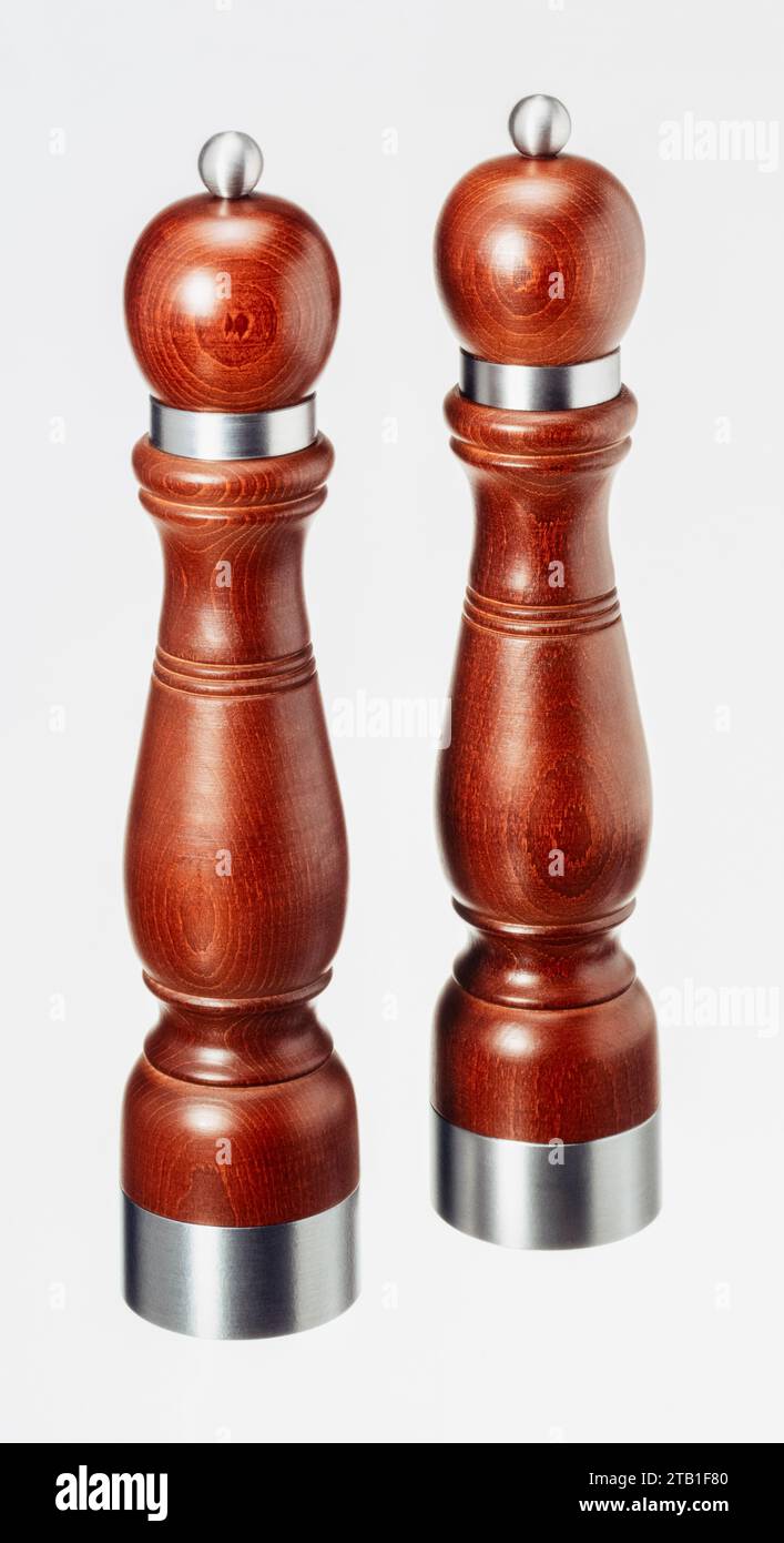 Set mit Salz- und Pfeffermühle aus Holz, isoliert auf weißem Rücken Stockfoto