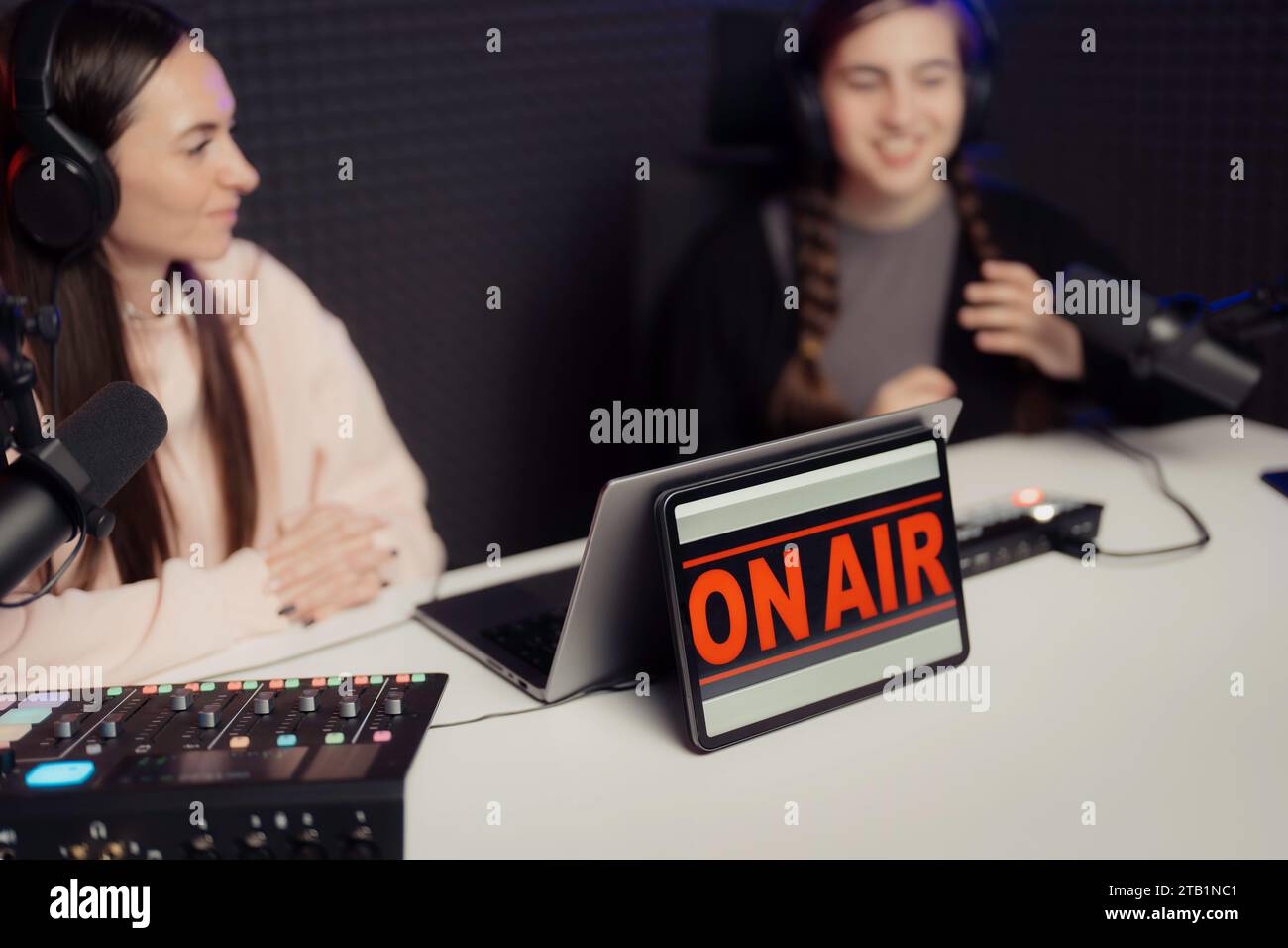 Frauen, die eine Live-Podcast-Session veranstalten Stockfoto