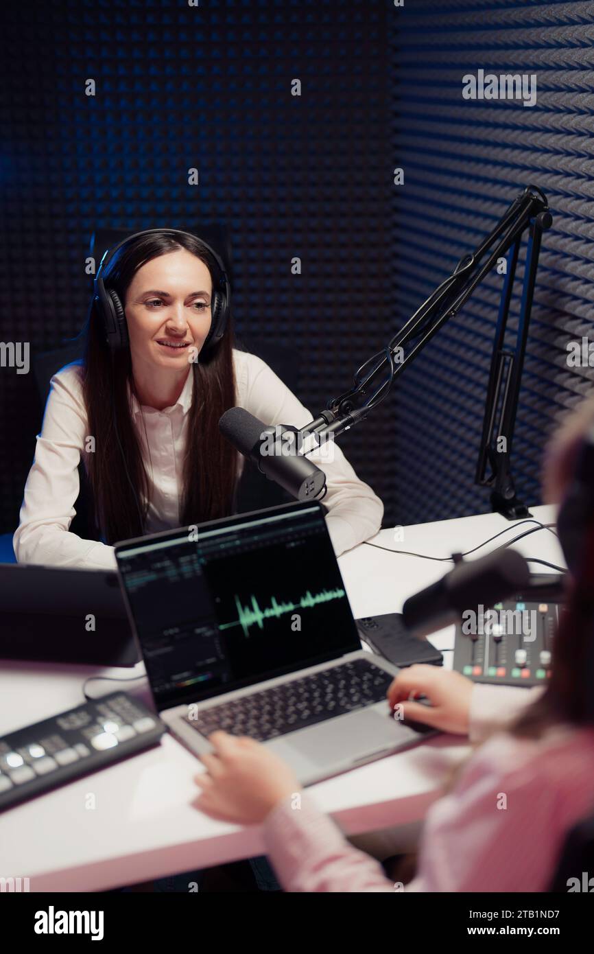 Ausführliche Diskussion Während Der Live-Podcast-Aufnahme Stockfoto