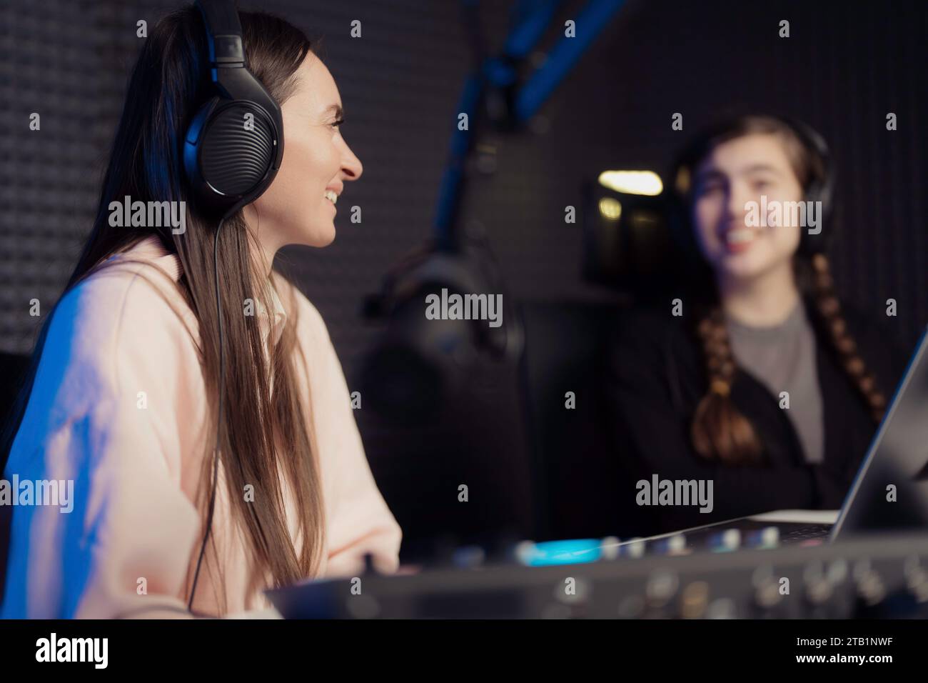 Podcaster, die einen freundlichen Chat auf Sendung genießen Stockfoto