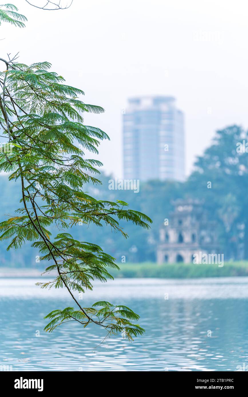 Hoan Kiem See ( Ho Guom) oder Sword See im Zentrum von Hanoi im Nebel am Morgen. Hoan Kiem See ist ein berühmter Touristenort in Hanoi. Reise- und Stockfoto