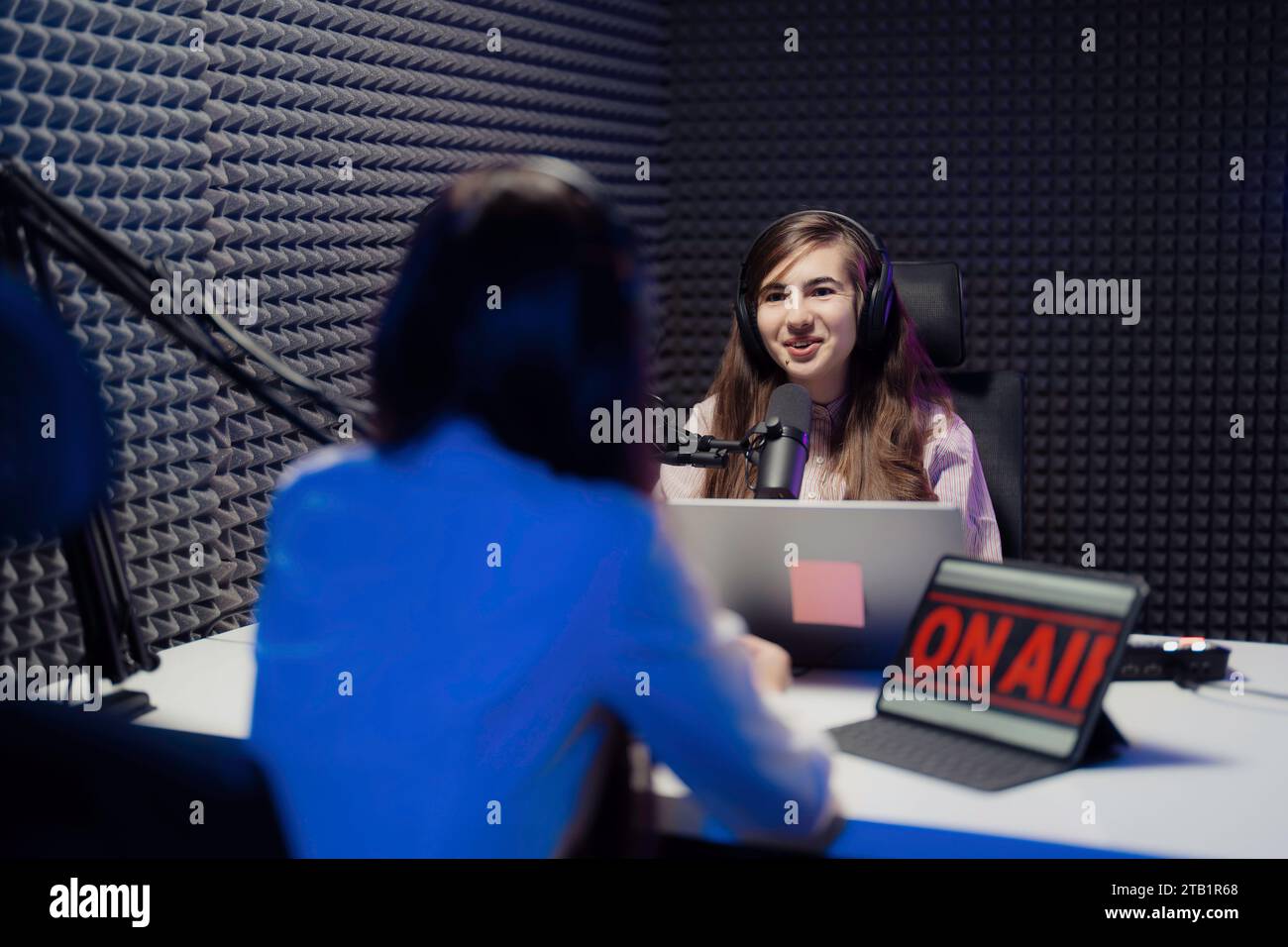 Interaktive Podcast-Sitzung in Professional Studio Stockfoto