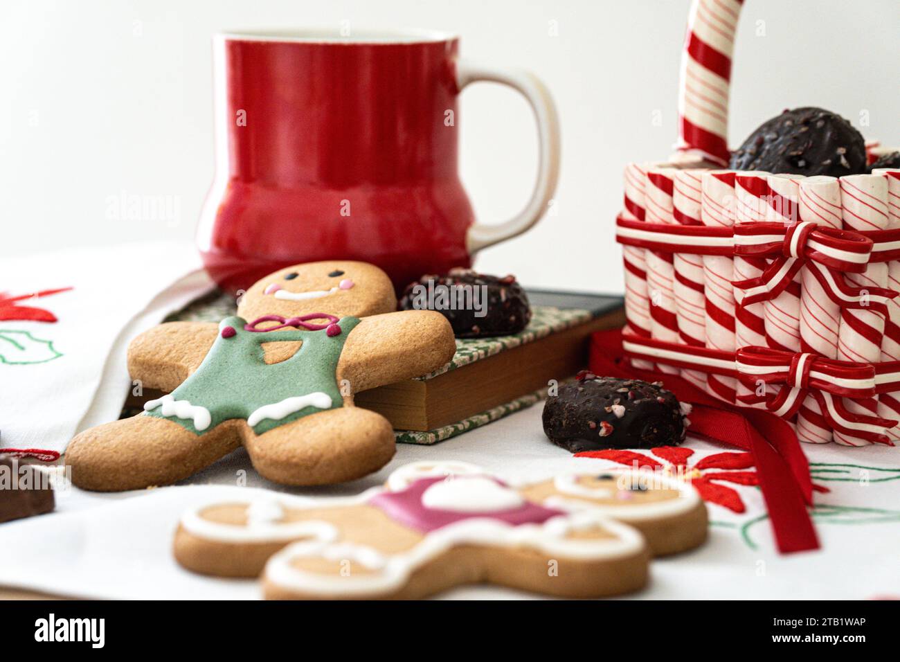 weihnachtliche Leckereien mit Lebkuchen und Kaffee Stockfoto